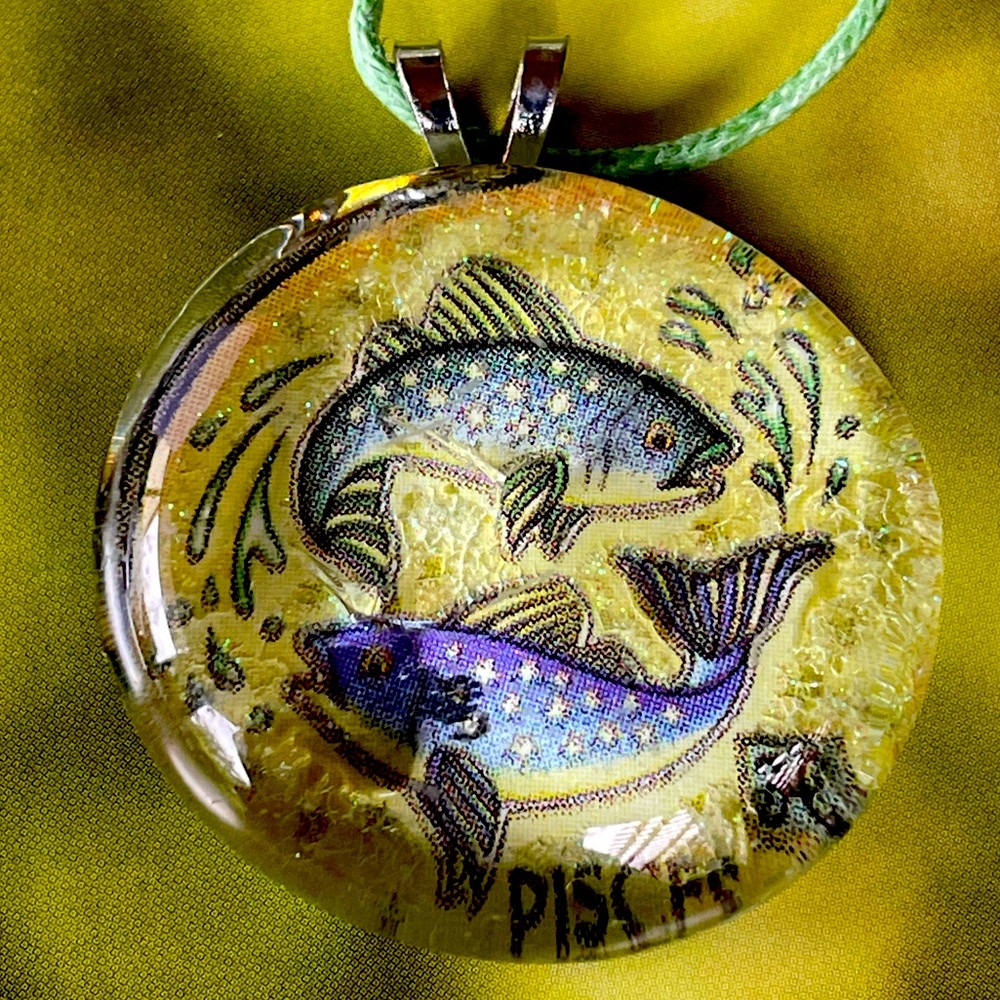 ✔️✔️Pisces Fish Pendant with Blue and Yellow Design